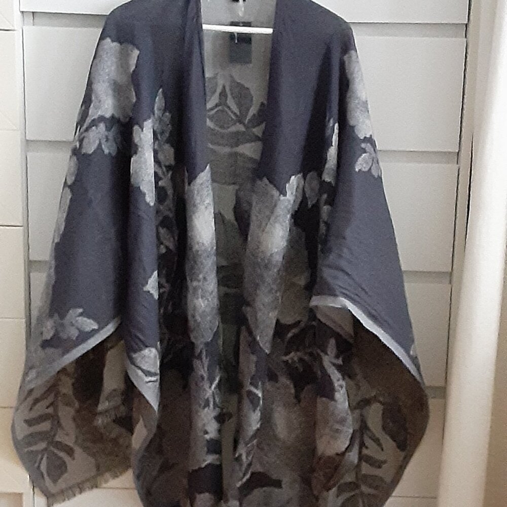 SO CHIC Floral Design Jacquard Shawl - one size - NWT